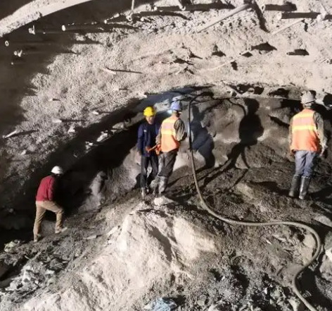 富民拱顶带模注浆料的施工流程及注意事项
